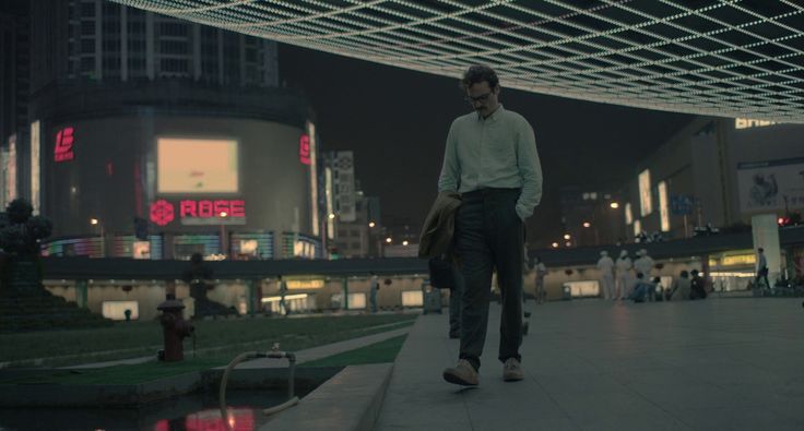Theodore intenta darse el lujo de dar un paseo nocturno por el centro de Los Ángeles en la película Her.