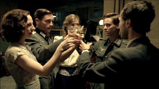 Los protagonistas en su fiesta final antes de seguir su propio camino en Los hijos del Tercer Reich.