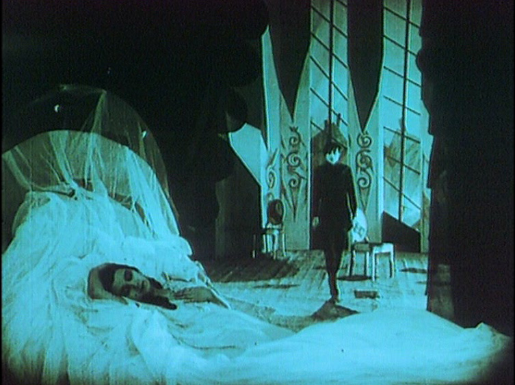 Caesar se acerca a Jane mientras ella duerme para asesinarla en El gabinete del Dr. Caligari.