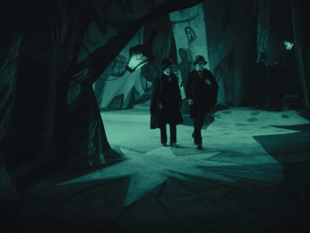 Francis y su amigo Alan pasean por la ciudad surrealista durante la noche en El Gabinete del Dr. Caligari.