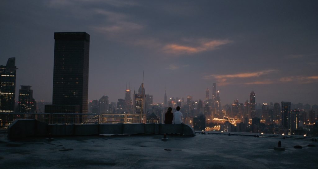 Escena final con Theodore y Amy recuperando su relación mientras admiran la ciudad de Los Ángeles a través del techo de su edificio en la película Her.