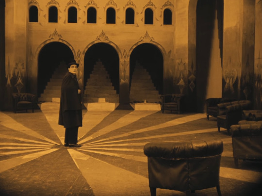 Francisco visitando el asilo psiquiátrico en El Gabinete del Dr. Caligari.