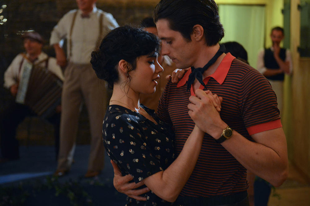 Marius y Fanny bailando en una fiesta en su pueblo de Marsella.