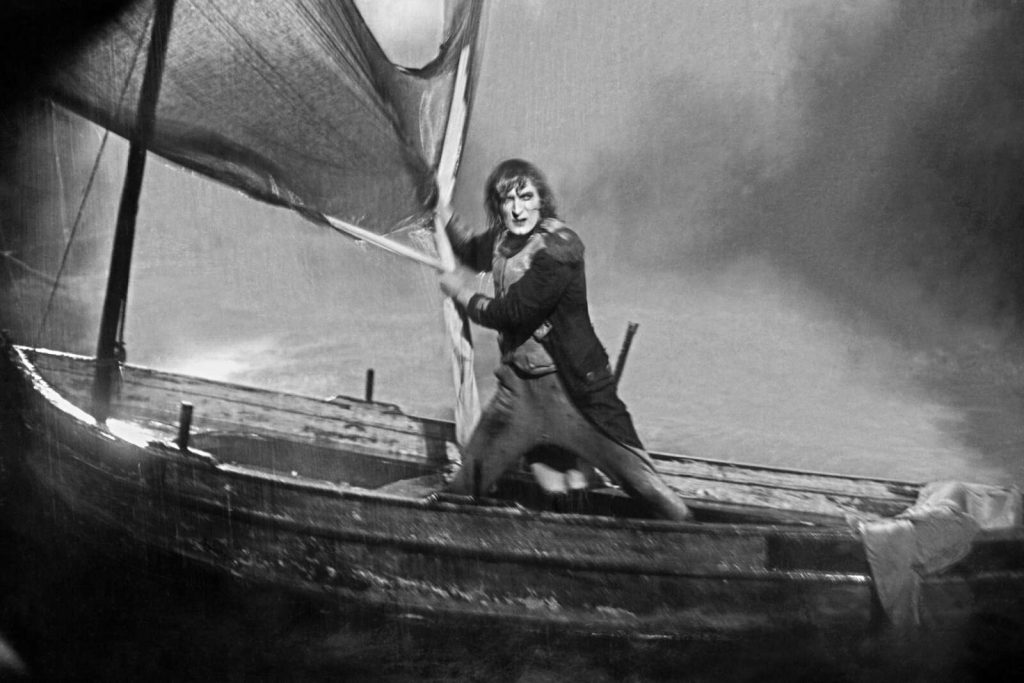 El famoso personaje francés durante una de sus excursiones marítimas en la película Napoleón 1927.